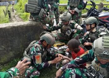 Pelayanan Kesehatan Dan Berikan Pakaian Gratis Prajurit Satgas Yonif 4 Marinir, Untuk Masyarakat Di Papua Pegunungan Tengah Distrik Obano