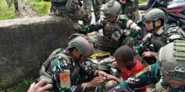 Pelayanan Kesehatan Dan Berikan Pakaian Gratis Prajurit Satgas Yonif 4 Marinir, Untuk Masyarakat Di Papua Pegunungan Tengah Distrik Obano