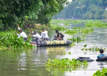 Dukung Hut Ke-80 Jawa Timur Dan World Clean Up Day 2025, TNI AL Ikut Serta Bersihkan Sungai Brantas di Surabaya