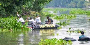 Dukung Hut Ke-80 Jawa Timur Dan World Clean Up Day 2025, TNI AL Ikut Serta Bersihkan Sungai Brantas di Surabaya