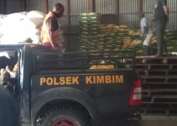 Polres Jayawijaya dan Kcp Bulog Gelar Gerakan Pangan Murah di Mapolsek Asologaima