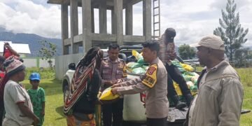 Polsek Kurulu Dan Bulog Salurkan 1 Ton Beras Sphp di Distrik Pisugi, Jayawijaya