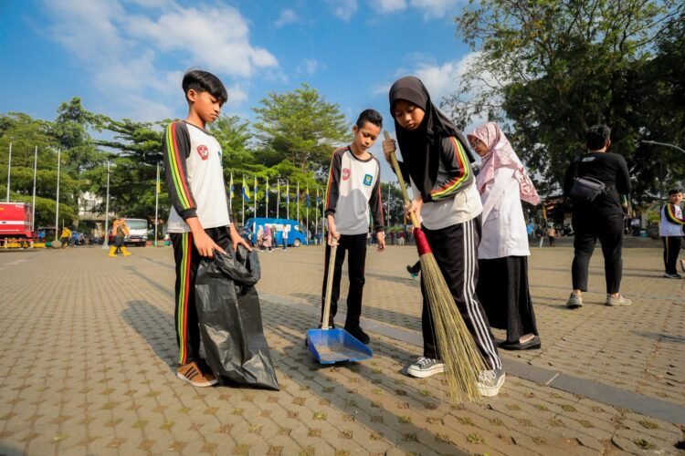 Ribuan Warga Kompak Bebersih Bandung, Wali Kota: Kebersihan Harus Jadi Gerakan Kolektif