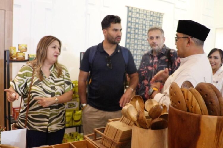 Kunjungi Galeri Patrakomala, Delegasi Asia Afrika Kagum dengan Produk Lokal Bandung