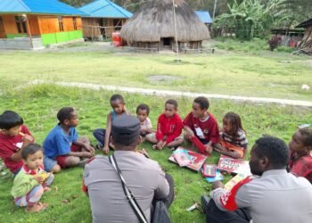 Subsatgas Si-Ipar Operasi Rasaka Cartenz 2025 Ajak Anak-Anak Kampung Yokobak Belajar dengan Gembira