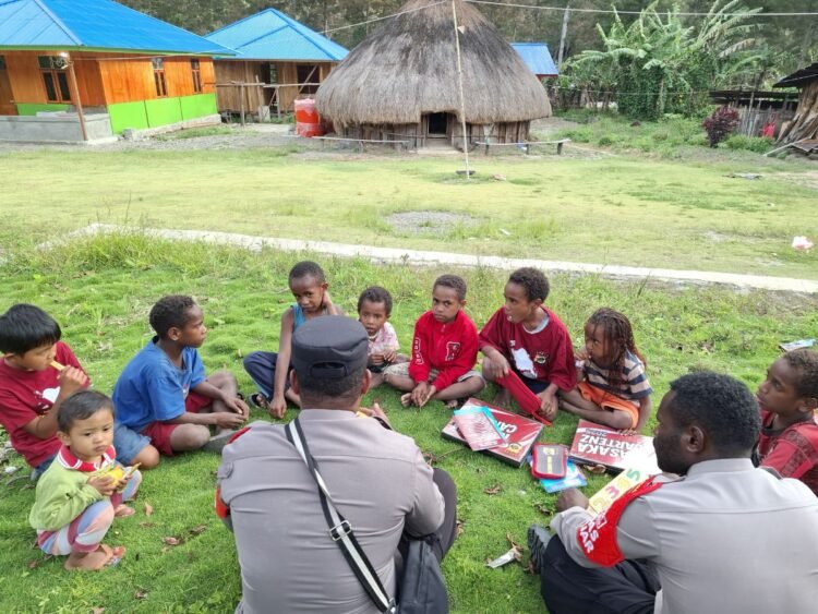 Subsatgas Si-Ipar Operasi Rasaka Cartenz 2025 Ajak Anak-Anak Kampung Yokobak Belajar dengan Gembira