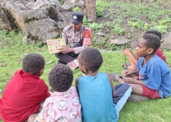 Subsatgas Si-Ipar Polres Lanny Jaya Gelar Kegiatan Polisi Pi Ajar di Kampung Yogobak