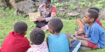 Subsatgas Si-Ipar Polres Lanny Jaya Gelar Kegiatan Polisi Pi Ajar di Kampung Yogobak