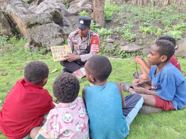 Subsatgas Si-Ipar Polres Lanny Jaya Gelar Kegiatan Polisi Pi Ajar di Kampung Yogobak