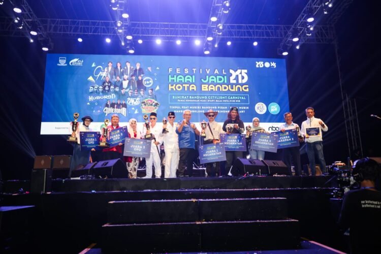 DSDABM dan Kecamatan Lengkong Juara Mobil Hias Sumirat Bandung Citylight Carnival