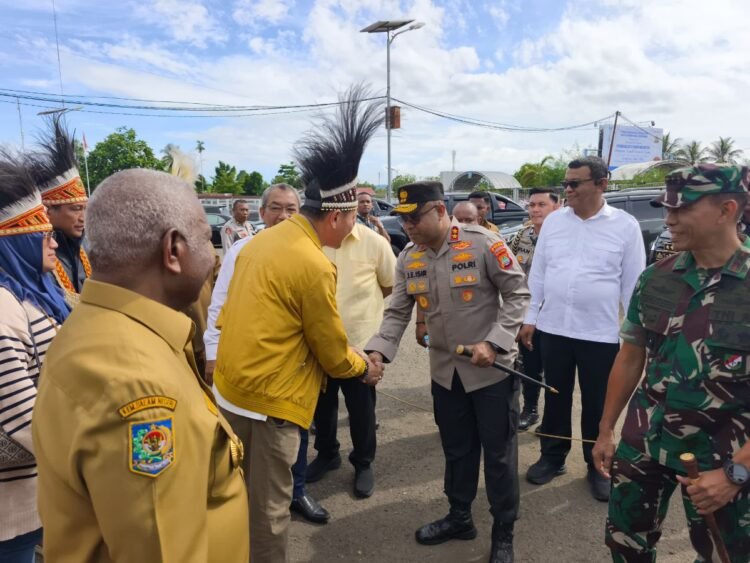 Kapolda Papua Barat Bersama Forkopimda Sambut Kedatangan Pimpinan Komisi XII DPR RI di Manokwari