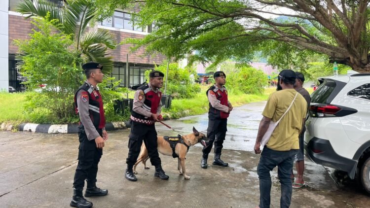 Unit Satwa K-9 Ditsamapta Polda Papua Gelar Patroli Di Wilayah Perbatasan RI–PNG