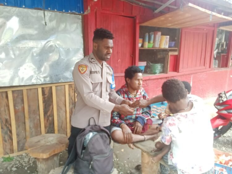 Subsatgas Keladi Sagu Operasi Rasaka Cartenz 2025 Polres Lanny Jaya Gelar Pelayanan Kesehatan bagi Masyarakat di distrik Tiom