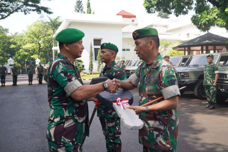 Perkuat Mobilitas Satuan Jajaran, Pangdam III/Slw Serahkan Kendaraan Taktis Maung