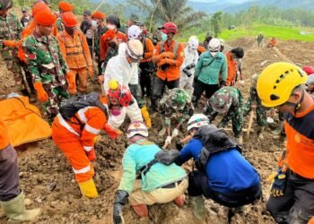 “Prajurit TNI AU Lanjutkan Pencarian Korban Longsor di Banjarnegara”