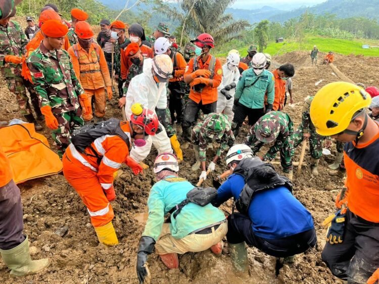 “Prajurit TNI AU Lanjutkan Pencarian Korban Longsor di Banjarnegara”