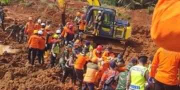 Tanpa Kenal Lelah Berjuang Menyelamatkan Jiwa di Tengah Bencana