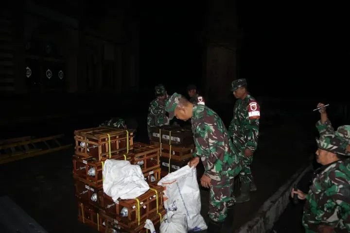 Koramil 0821-14/Pronojiwo Intensifkan Patroli Malam di Zona Merah Gunung Semeru untuk Lindungi Warga