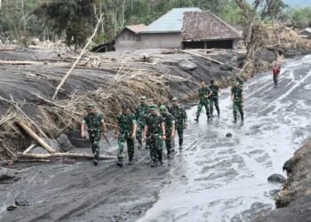 Kasdam V/Brawijaya Tinjau Lokasi Terdampak Erupsi Semeru dan Gelar Bhakti Sosial untuk Warga
