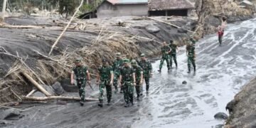 Kasdam V/Brawijaya Tinjau Lokasi Terdampak Erupsi Semeru dan Gelar Bhakti Sosial untuk Warga