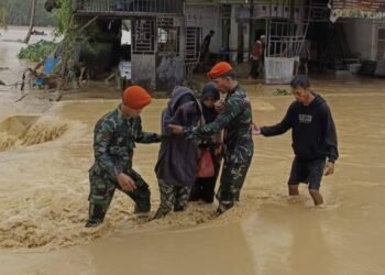 “Prajurit Korpasgat Evakuasi Warga saat Banjir Rendam Desa Kolang, Tapanuli Tengah”