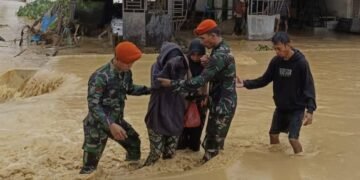 “Prajurit Korpasgat Evakuasi Warga saat Banjir Rendam Desa Kolang, Tapanuli Tengah”