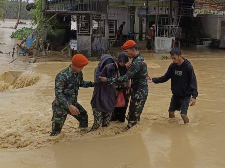 “Prajurit Korpasgat Evakuasi Warga saat Banjir Rendam Desa Kolang, Tapanuli Tengah”