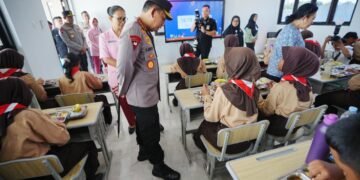 Kapolri Singgung Wujudkan Generasi Emas Usai Tinjau SMP Kemala Bhayangkari Karanganyar