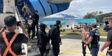 Satgas Damai Cartenz dan Polres Yahukimo Serahkan Tersangka Kasus Penyerangan Nakes dan Guru ke Kejaksaan Jayawijaya