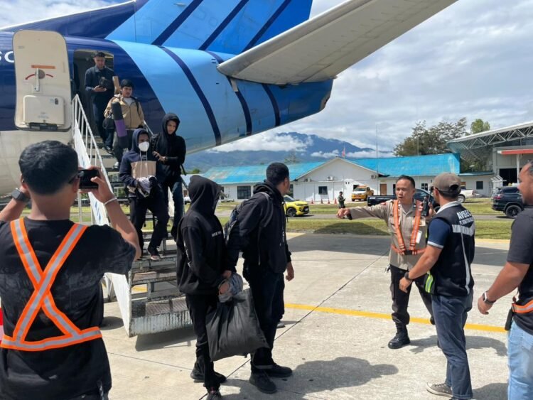 Satgas Damai Cartenz dan Polres Yahukimo Serahkan Tersangka Kasus Penyerangan Nakes dan Guru ke Kejaksaan Jayawijaya