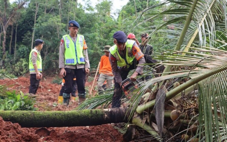 Polresta Cilacap Terjunkan Personel hingga Anjing Pelacak untuk Bantu Evakuasi Longsor di Cibeunying Kecamatan Majenang