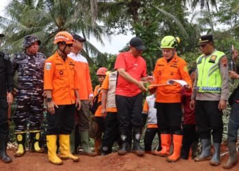Gubernur Jawa Tengah Tinjau Lokasi Longsor Majenang, Kapolresta Cilacap Pastikan Pengamanan dan Evakuasi Berjalan Lancar