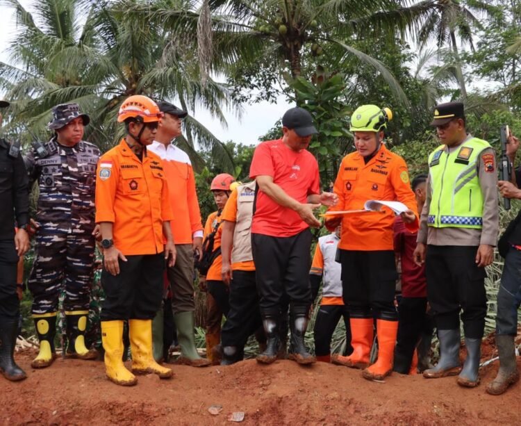 Gubernur Jawa Tengah Tinjau Lokasi Longsor Majenang, Kapolresta Cilacap Pastikan Pengamanan dan Evakuasi Berjalan Lancar
