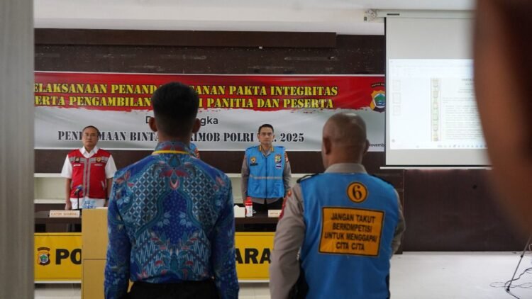 Penandatanganan Pakta Integritas serta Pengambilan Sumpah Panitia dan Peserta Penerimaan Bintara Brimob
