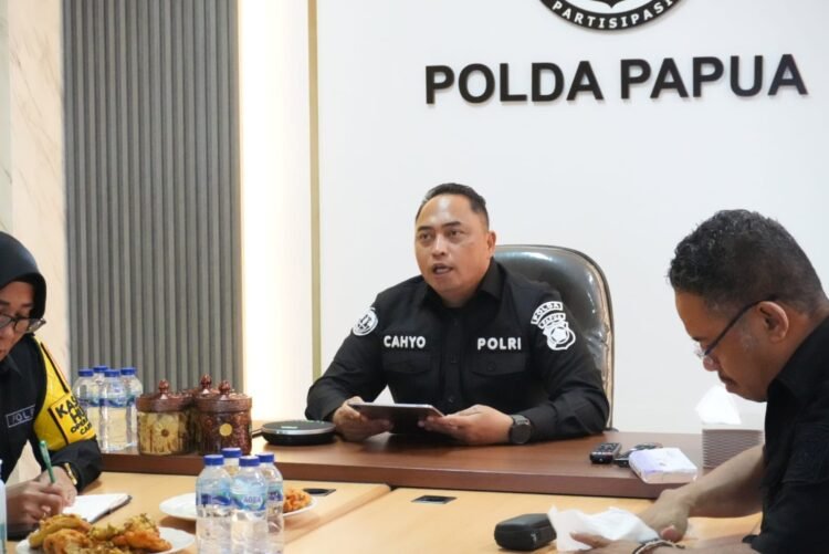 Polda Papua Gelar Rapat Kinerja Kehumasan Bersama Polres Jajaran Melalui Zoom Meeting