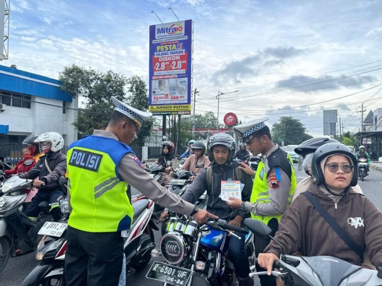 Polresta Cilacap Gelar Sosialisasi dan Penindakan Operasi Zebra Candi 2025 di Sejumlah Ruas Jalan