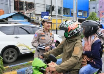Polwan Cantik Ditlantas Polda Papua Barat Bagikan Coklat dan Bunga kepada Pengendara Tertib dalam Operasi Zebra Mansinam 2025