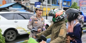 Polwan Cantik Ditlantas Polda Papua Barat Bagikan Coklat dan Bunga kepada Pengendara Tertib dalam Operasi Zebra Mansinam 2025