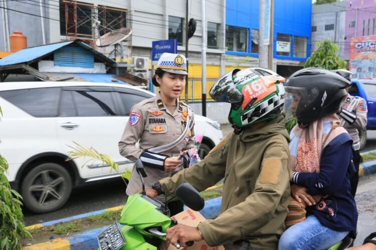 Polwan Cantik Ditlantas Polda Papua Barat Bagikan Coklat dan Bunga kepada Pengendara Tertib dalam Operasi Zebra Mansinam 2025