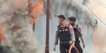 Kebakaran Hanguskan Aspol dan Ruko Polres Jayawijaya di Jl. Pramuka–Ahmad Yani Wamena