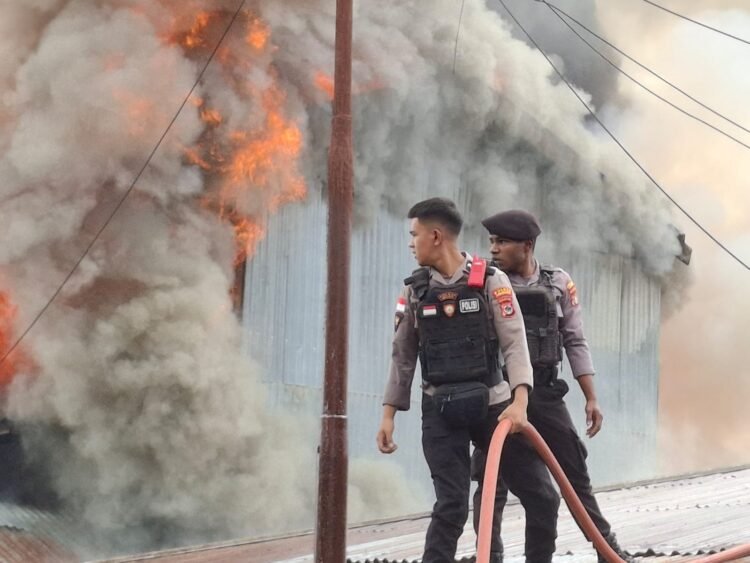 Kebakaran Hanguskan Aspol dan Ruko Polres Jayawijaya di Jl. Pramuka–Ahmad Yani Wamena