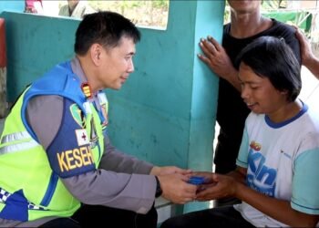 Wujud Kepedulian Polri, Polresta Cilacap Salurkan Bantuan untuk Warga Terdampak Banjir di Wanareja