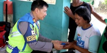 Wujud Kepedulian Polri, Polresta Cilacap Salurkan Bantuan untuk Warga Terdampak Banjir di Wanareja