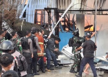 Polres Jayawijaya Bersinergi dengan Brimob, TNI, Damkar, dan Masyarakat Padamkan Kebakaran di Gereja El Saddai