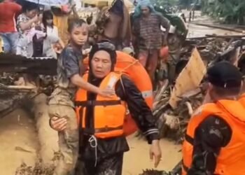 Koramil 01/BT Bantu Evakuasi Warga Terdampak Banjir di Batangtoru Tapanuli Selatan