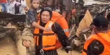 Koramil 01/BT Bantu Evakuasi Warga Terdampak Banjir di Batangtoru Tapanuli Selatan
