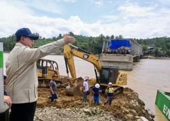 Percepatan Pemulihan Akses, Presiden Prabowo Tinjau Pengerjaan Jembatan Bailey Teupin Mane di Bireuen