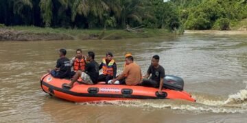 Brimob Polda Aceh Kompi 2 Batalyon C Pelopor Subulussalam Lakukan Pencarian Warga yang Hanyut di Sungai Lae Kombih