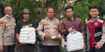 Dapur Umum Polres Pessel Siapkan Ratusan Porsi, Bhabinkamtibmas Dampingi Bantuan Kajati Sumbar