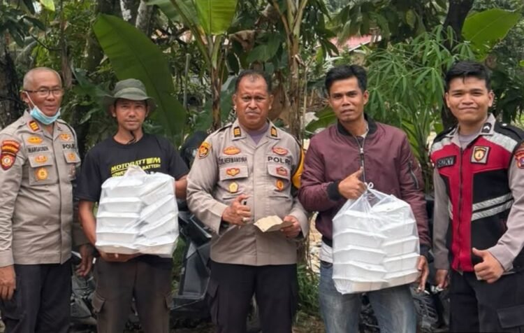 Dapur Umum Polres Pessel Siapkan Ratusan Porsi, Bhabinkamtibmas Dampingi Bantuan Kajati Sumbar